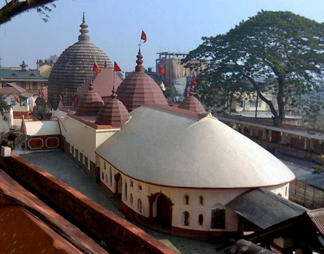 কামাক্ষ্যা মন্দির: অসমের কামরূপে অবস্থিত এই মন্দিরে দেবীর রজঃস্বলা চলাকালীন ভিতরে প্রবেশ করতে পারেন না পুরুষরা।
