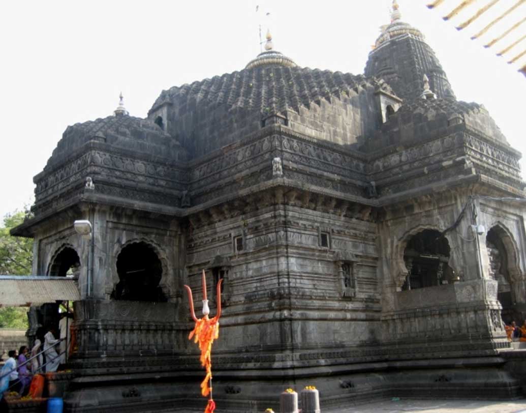 মহারাষ্ট্রের নাসিকে ত্রম্বকেশ্বর মন্দিরের গর্ভগৃহে মহিলাদের প্রবেশে নিষেধাজ্ঞা ছিল।২০১৬ সালে বম্বে হাইকোর্টের রায়ে পুরুষদেরও প্রবেশ নিষেধ জারি হয় এই মন্দিরে।