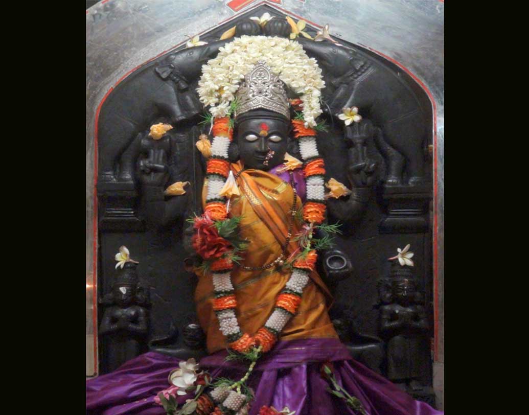 কন্যাকুমারীর ভগবতী মাতা মন্দিরে মহিলারাই শুধুমাত্র প্রবেশ করতে পারেন। মন্দিরের প্রবেশ দ্বার পর্যন্ত সন্ন্যাসীরা  প্রবেশ করতে পারেন।