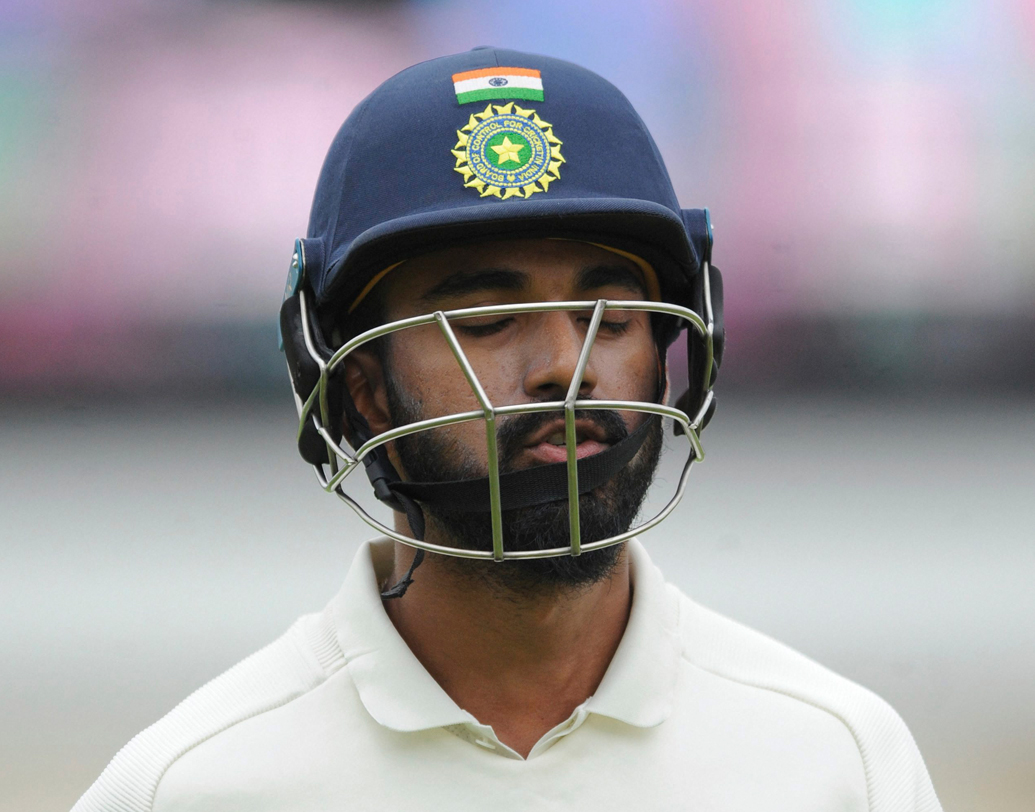 লোকেশ রাহুল: শিখর ধওয়নের মতো একই অবস্থা রাহুলের। সাফল্য নেই বললেই চলে। শেষ টেস্টের দ্বিতীয় ইনিংসে তো মাত্র সাত বল ক্রিজে থাকতে পেরেছিলেন। রাহুলের ফর্মও তাঁর দলে থাকার পক্ষে অন্তরায় হয়ে উঠছে।