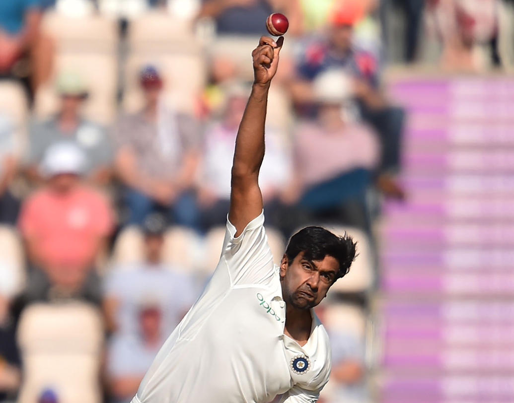 রবিচন্দ্রন অশ্বিন: এই মুহূর্তে দলের সেরা স্পিনার। কিন্তু, ইংল্যান্ডের বিরুদ্ধে চলতি টেস্ট সিরিজে অশ্বিনের পারফরম্যান্স হতাশাজনক। চতুর্থ টেস্টে মাত্র তিন উইকেট পেয়েছেন। খরচ করেছেন প্রচুর রান। সেখানে ইংল্যান্ডের মইন আলিরা রীতিমতো সফল। তাই শেষ টেস্টে দলে জায়গা পেতে পারেন রবীন্দ্র জাডেজা।