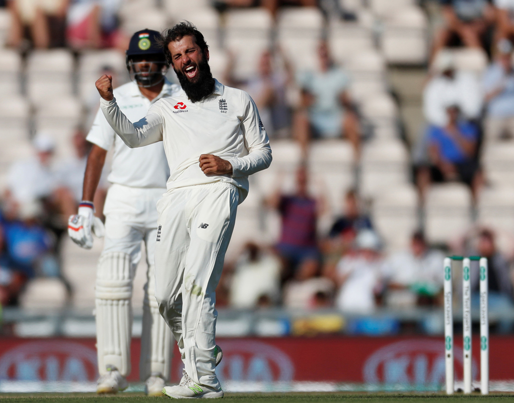  দ্বিতীয় ইনিংসে তিনশোর কাছাকাছি রান তুলে ফেলে ইংল্যান্ড। সাউদাম্পটনের এই পিচে আড়াশোর কাছাকাছি রান তোলা চতুর্থ ইনিংসে মোটেই সহজ ছিল না। সঙ্গে উল্টো দিকে মইন আলিদের মতো বোলারদের সামলানোও সহজ ছিল না।