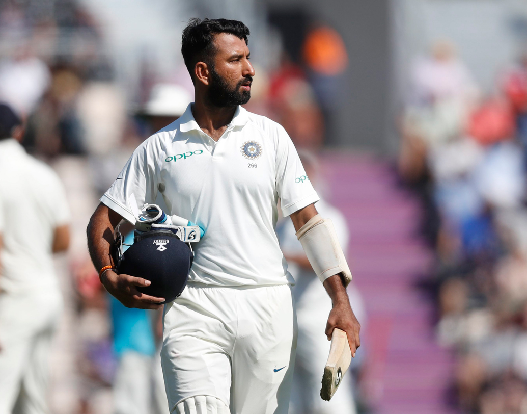 বর্তমান ভারতীয় দলটির দুই সমস্যা খুবই জটিল হয়ে উঠছে। দলটি বড্ড বেশি বিরাট কোহালি নির্ভর। আর টেস্টে যাকে রাহুল দ্রাবিড়ের বিকল্প ভাবা হচ্ছিল, সেই চেতেশ্বর পূজারার ধারাবাহিকতার অভাব। প্রথম ইনিংসে সেঞ্চুরি করা পূজারা দ্বিতীয় ইনিংসে করলেন মাত্র পাঁচ রান। যা বুঝিয়ে দিল তিনি এখনও দ্য ওয়াল হয়ে উঠতে পারেননি। 