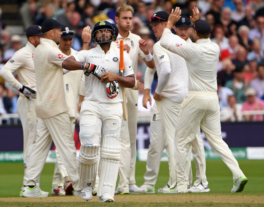 ব্যাট হাতে একেবারে ব্যর্থ হার্দিক পাণ্ড্য এবং ঋষভ পন্থ। লোয়ার মিডলে এই দুই ব্যাটসম্যানের নাগাড়ে ব্যর্থ হওয়া চাপে ফেলেছে গোটা দলকেই।