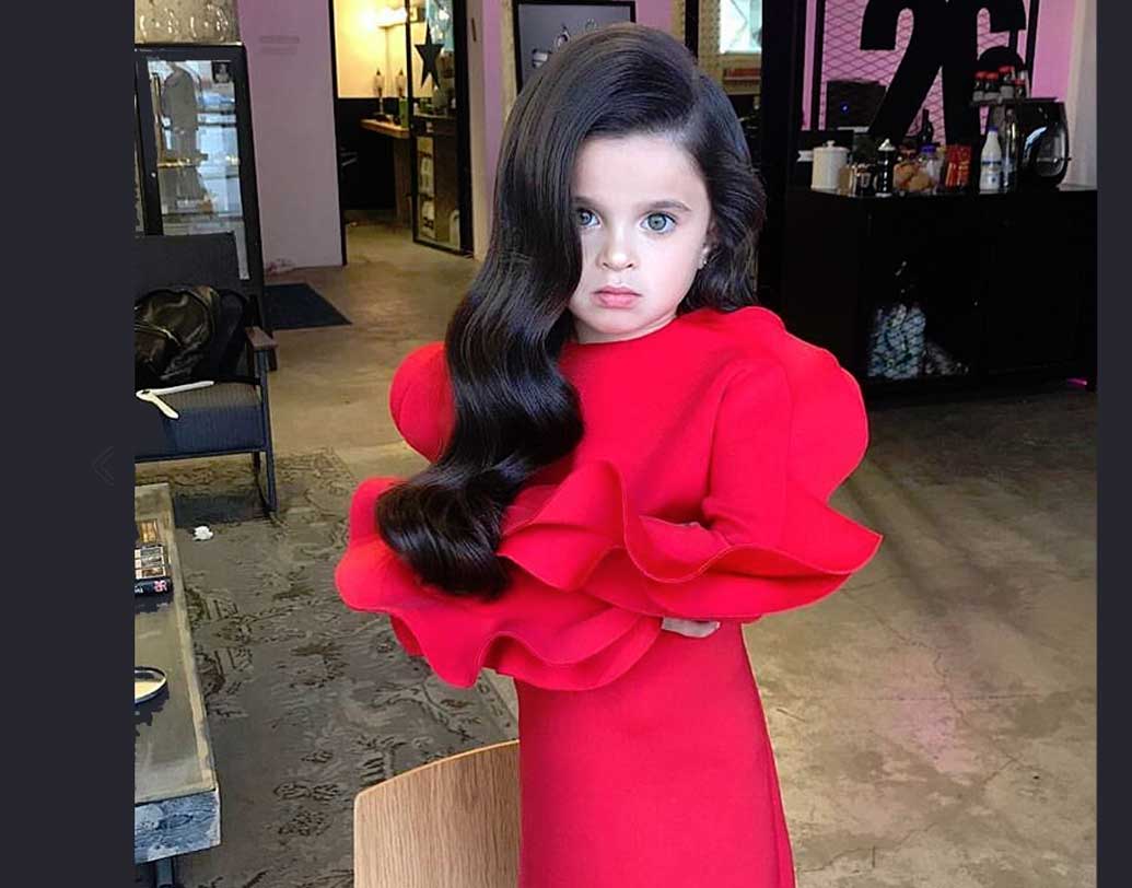 মিয়া আফলালো শুনেমের মাত্র ১২টি ছবি রয়েছে ইনস্টাগ্রামে। আর রয়েছে দু’টি ভিডিয়ো। তাতেই সেনসেশন সে। দেখুন তো পাঁচ বছরের খুদেকে এক্কেবারে পুতুলের মতো দেখতে কি না।