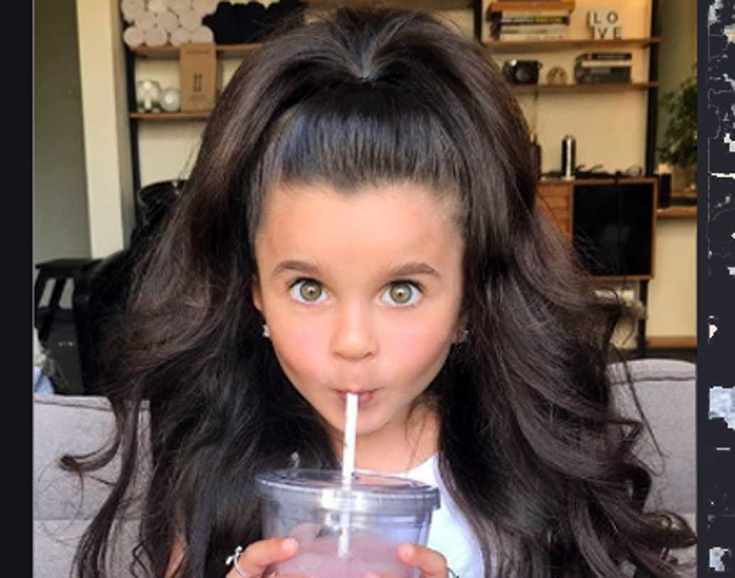 মিয়া আফলালোর অ্যাকাউন্ট হ্যান্ডেল করেন তাঁর বাবা-মা। মডেলিংয়ের প্রস্তাবও এসেছে খুদের কাছে। তবে ইন্টারনেট সেনসেশন এই খুদেকে প্রচারের আলোয় বারবার নিয়ে আসার জন্য মিয়ার বাবা-মা সম্প্রতি সমালোচনার মুখেও পড়েছেন সোশ্যাল মিডিয়ায়।