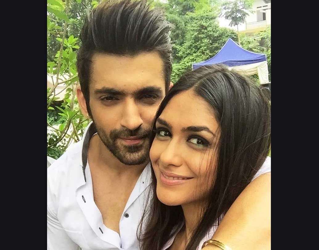 ‘কুমকুম ভাগ্য’ সিরিয়ালের অভিনেতা অরিজিৎ সিংয়ের সঙ্গে তাঁর প্রেমের সম্পর্ক রয়েছে, এমনটাও শোনা যেত টিনসেল টাউনে।