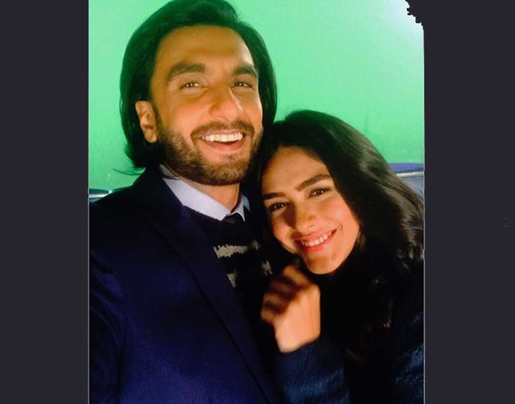 ম্রুনাল ঠাকুর কিন্তু বিজ্ঞাপনেও বেশ পরিচিত মুখ। রণবীর সিংহের সঙ্গেও বিজ্ঞাপনে কাজ করেছেন তিনি।