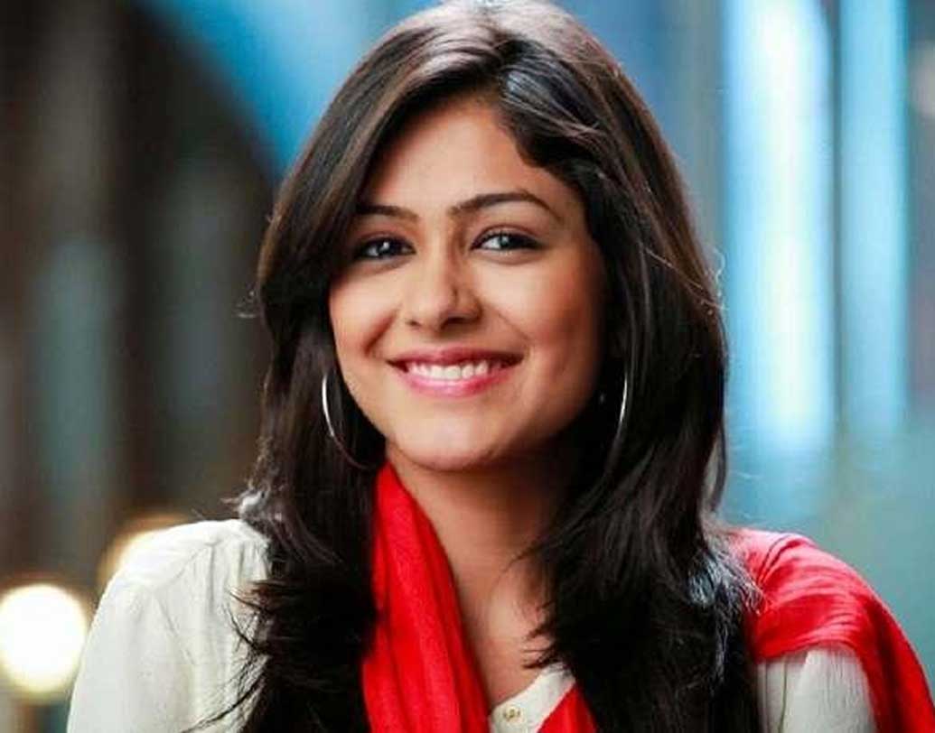 বাস্তব জীবনে ম্রুনাল খুব মজার এক জন মানুষ। হাসিখুশিতেই দিন কাটিয়ে দিতে চান। তাঁর ডাক নাম গোলি।