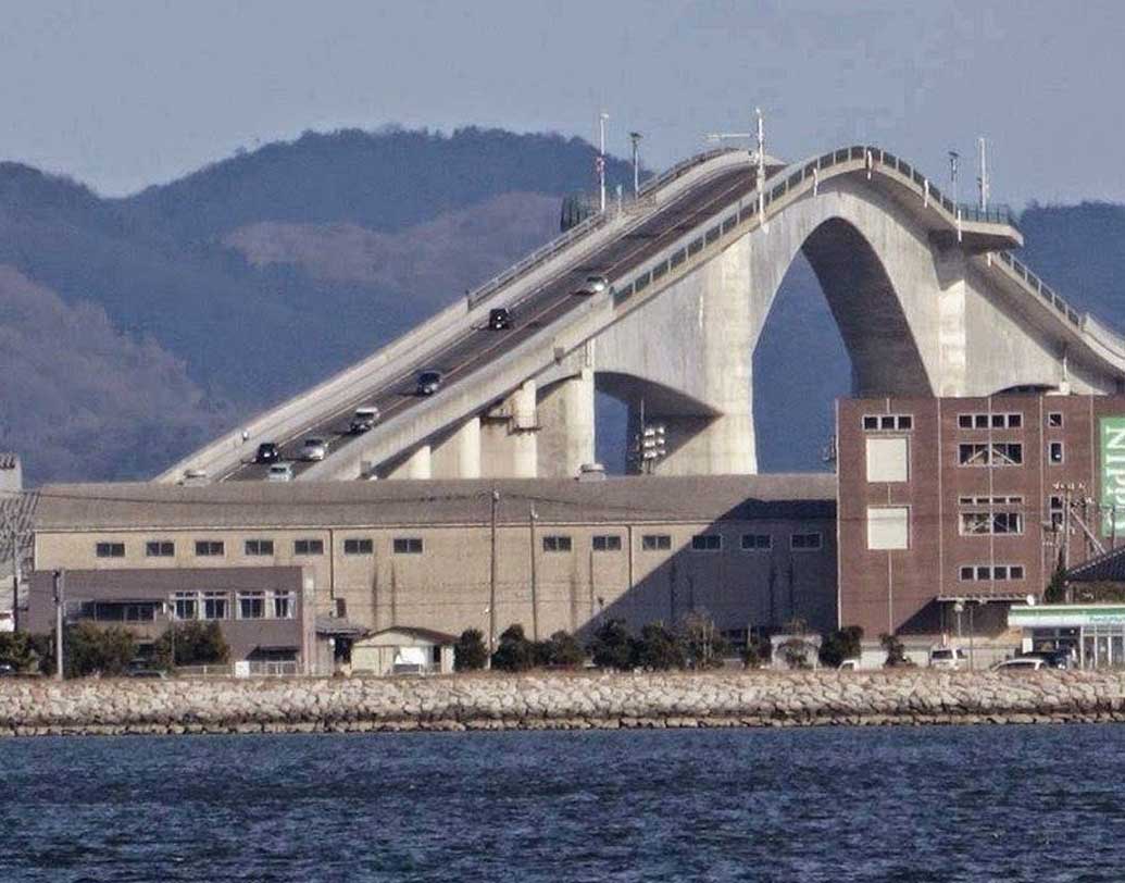 জাপানের এশিমা ওহাসি সেতু। বিশ্বের অন্যতম ভয়ানক সেতু বলা হয় এটিকে। সেতুটিকে দেখতে এক্কেবারে রোলার কোস্টারের মতো। বিশ্বের সবচেয়ে খাড়াই সেতুগুলির মধ্যেও এটি পড়ে।