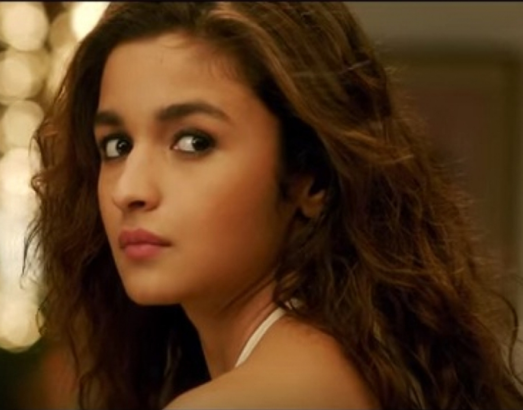 আলিয়া ভট্ট: অন্ধকারকে বেশ ভয় পান, তাই রাতে আলো জ্বেলে ঘুমতেই নাকি পছন্দ করেন আলিয়া।