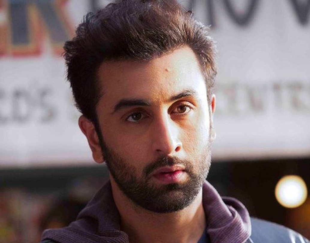 রণবীর কপূর: বলিউডের হ্যান্ডসাম ডুড নাকি সবচেয়ে বেশি ভয় পান আরশোলা ও মাকড়শাকে। সেটে কোথাও এই এদের দেখলেই তিনি নাকি এক্কেবারে ‘কুপোকাৎ’।