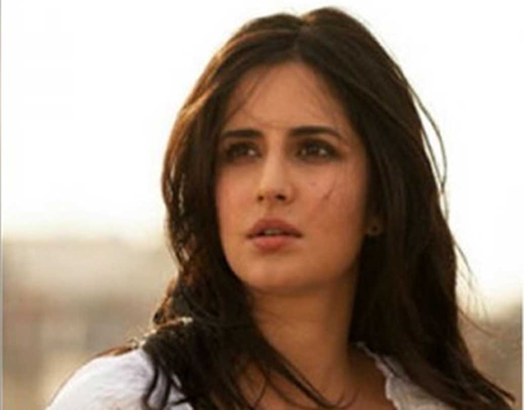 ক্যাটরিনা কইফ: টম্যাটো নিয়ে রীতিমতো আতঙ্কে ভোগেন ‘আজব প্রেম কি গজব কাহানি’ নায়িকা। ‘জিন্দগি না মিলেগি দোবারা’-র সময় নাকি লা তোমাতিনা ফেস্টিভলে টম্যাটো নিয়ে শুটের সময়ও বেশ ভয়ে থাকতেন তিনি।