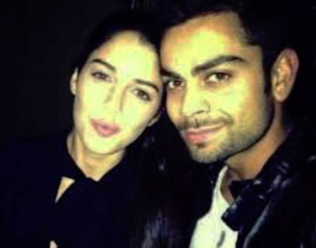 ব্রাজিলিয়ান মডেল এবং অভিনেত্রী ইজাবেলে লেইটের সঙ্গে নাকি প্রেম করেছিলেন বিরাট কোহালি। ইজাবেলে মেনেও নিয়েছিলেন যে, দু’বছর তিনি বিরাটের সঙ্গে চুটিয়ে প্রেম করেছিলেন। কিন্তু সে সম্পর্ক বেশি দূর গড়ায়নি। পরে অনুষ্কা শর্মার প্রেমে পড়েন বিরাট। যদিও ইজাবেলের সঙ্গে সম্পর্ক নিয়ে কখনও মুখ খুলতে দেখা যায়নি বিরাটকে।