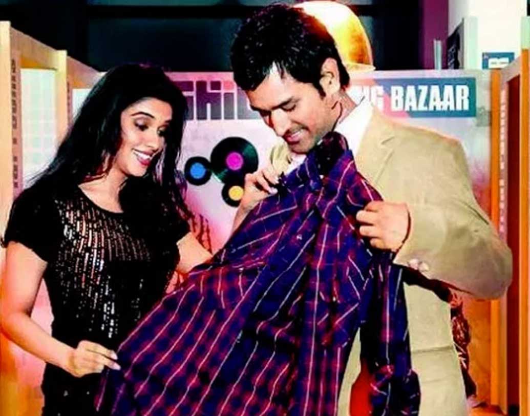 একটা বিজ্ঞাপনে এক সঙ্গে দেখা গিয়েছিল মহেন্দ্র সিংহ ধোনি এবং অভিনেত্রী আসিনকে। তার পরেই গুজব রটে দু’জনে প্রেম করছেন। বহু বারই দু’জনকে এক সঙ্গে দেখা গিয়েছিল। লোখন্ডয়ালাতে আসিনের বাড়ি থেকেও একদিন ধোনিকে বের হতে দেখে ফেলেছিলেন পাপারাৎজিরা। ধোনি আর আসিনের সম্পর্ক বেশি দিন টেকেনি। এ বিষয়ে কেউ মুখও খোলেননি কখনও।