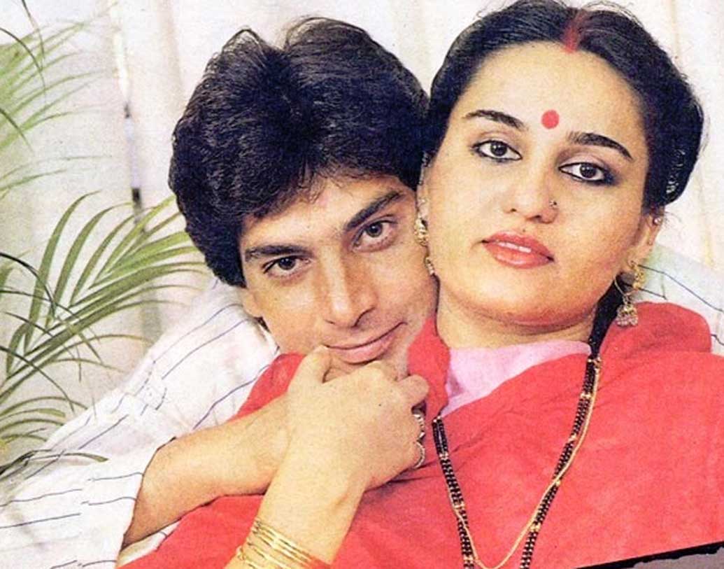 রিনা রায় তখন বলিউডে জনপ্রিয়তার শিখরে। পাক ক্রিকেটার মহসিন খানকে বিয়ে করবেন বলে হঠাৎই কাজ ছেড়ে দেবেন বলে ঠিক করলেন। সালটা ১৯৮৩। মহসিন খানকে বিয়েও করলেন রিনা রায়। কিন্তু খুব তাড়াতাড়িই তাঁদের বিচ্ছেদও হয়ে গিয়েছিল।