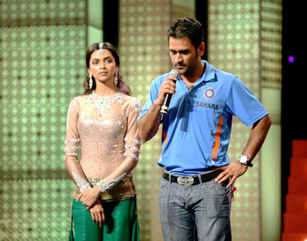 শোনা যায়, দীপিকা পাড়ুকোনকে নাকি খুব পছন্দ ছিল মহেন্দ্র সিংহ ধোনির। দীপিকাকে একটি টি টোয়েন্টি ম্যাচ দেখতে আসার জন্য আমন্ত্রণও জানিয়েছিলেন ধোনি। দীপিকা এসেওছিলেন। তার পর তো এক দিন হুট করেই সাক্ষীকে বিয়ে করে বসলেন ধোনি।