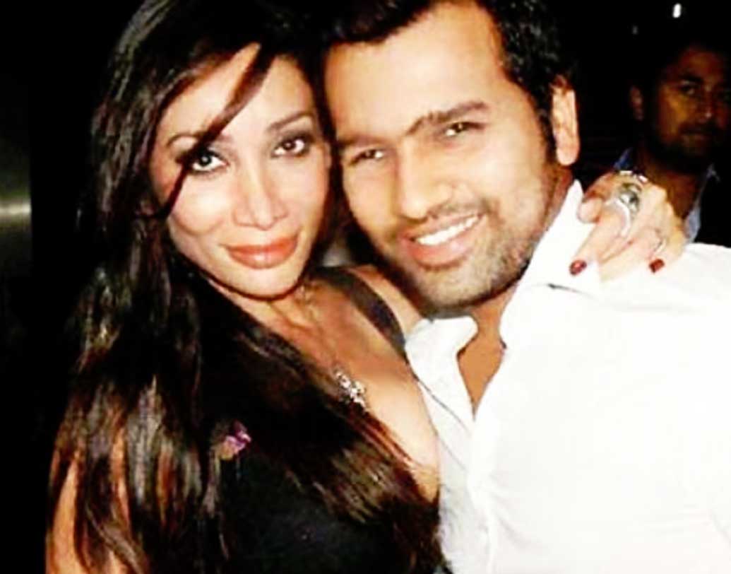 রোহিত শর্মা আর সোফিয়া হায়াতের সম্পর্ক নিয়ে খুব জলঘোলা হয়েছিল বলিউডে। টুইটারে সোফিয়া দু’জনের সম্পর্কের কথা জানিয়েছিলেন। বলেছিলেন, ‘‘হ্যাঁ। আমি রোহিত শর্মার সঙ্গে ডেট করতাম। আর ওঁর সঙ্গে ডেট করতে চাই না। এ বার একজন জেন্টলম্যানের সঙ্গে ডেট করতে চাই।’’