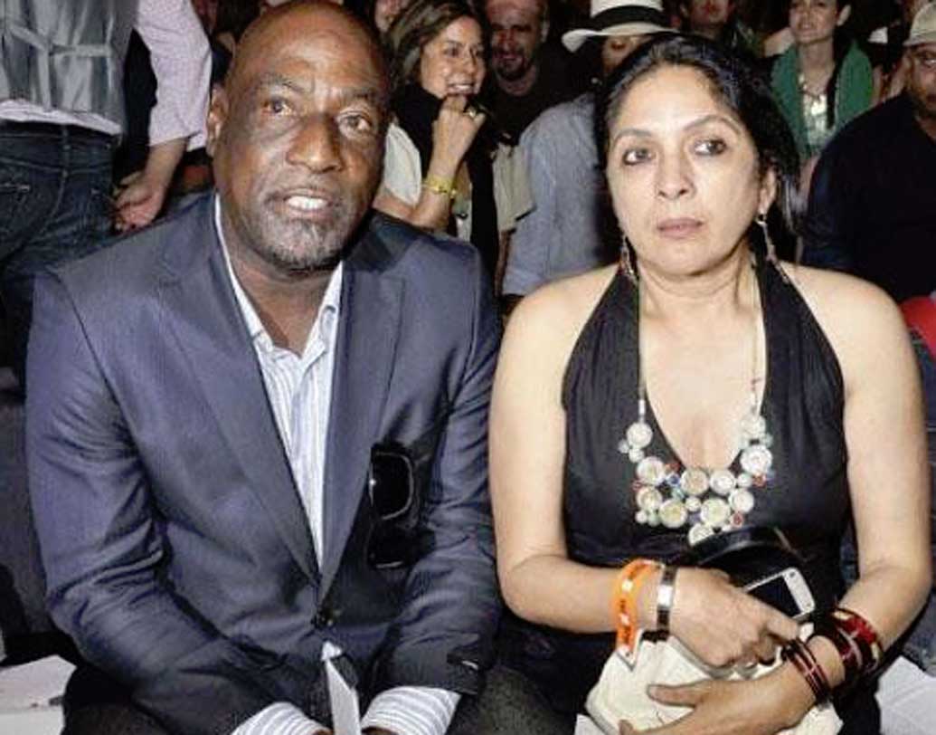 সম্পর্ক ছিল ভিভ রিচার্ডস এবং নীনা গুপ্তেরও। কিন্তু বিয়ে হয়নি নিনা আর ভিভের। তবে দুজনের সন্তানও রয়েছে, যাঁর নাম মাসাবা গুপ্ত। যদিও ভিভ রিচার্ডস তাঁর এই বছরের জন্মদিনটা সেলিব্রেট করেছিলেন নীনা গুপ্ত এবং কন্যা মাসাবা গুপ্তের সঙ্গে।