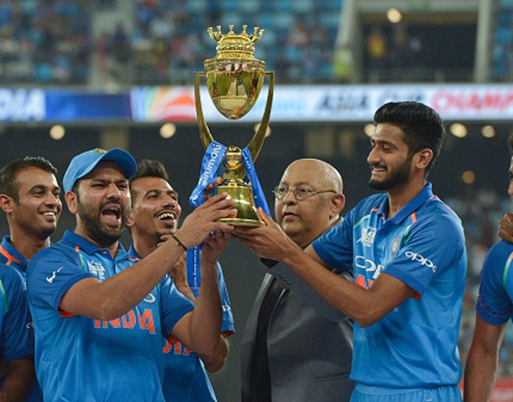 এক দিনের ম্যাচ হোক বা টি২০। অধিনায়ক হিসেবে চাপ নেওয়ার ক্ষমতা রয়েছে রোহিত শর্মার। ফলে ভারতীয় দলের দীর্ঘকালীন দায়িত্ব পেলে কোনও সমস্যা হবে না বলেই মনে করা হচ্ছে।