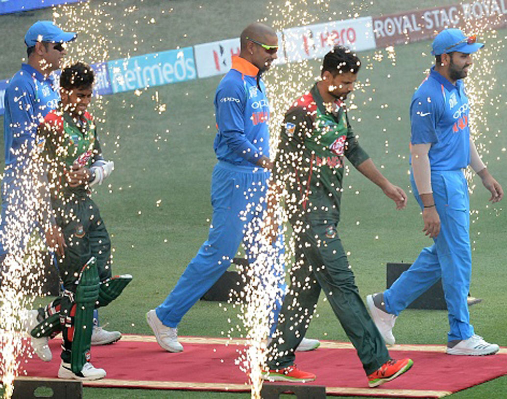 বিরাট কোহালিকে বিশ্রাম দেওয়ায় এশিয়া কাপে অধিনায়ক ছিলেন রোহিত। ১০০-এর উপর গড়ে রান করেছেন। সামনে থেকে দলকে নেতৃত্ব দিয়েছেন। যে ভাবে প্রতি ম্যাচে রান করে দলকে টেনেছেন, তাতে টিম ম্যানেজমেন্ট রোহিতের উপর আস্থা রাখতেই পারেন।