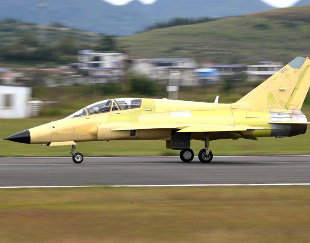 চিন সরকারের নিজস্ব সংস্থা অ্যাভিয়েসন ইন্ডাস্ট্রি কর্পোরেশন অব চায়না বানিয়েছে একাধিক ক্ষমতাসম্পন্ন এই যুদ্ধবিমানটি। শনিবার গুইঝু প্রদেশে ১৬ মিনিটের জন্য ছিল প্রথম পরীক্ষামূলক উড়ান। কম খরচে তৈরি এই বিমানটি প্রয়োজনে অন্যান্য দেশে রফতানি করার পরিকল্পনাও আছে চিনের।