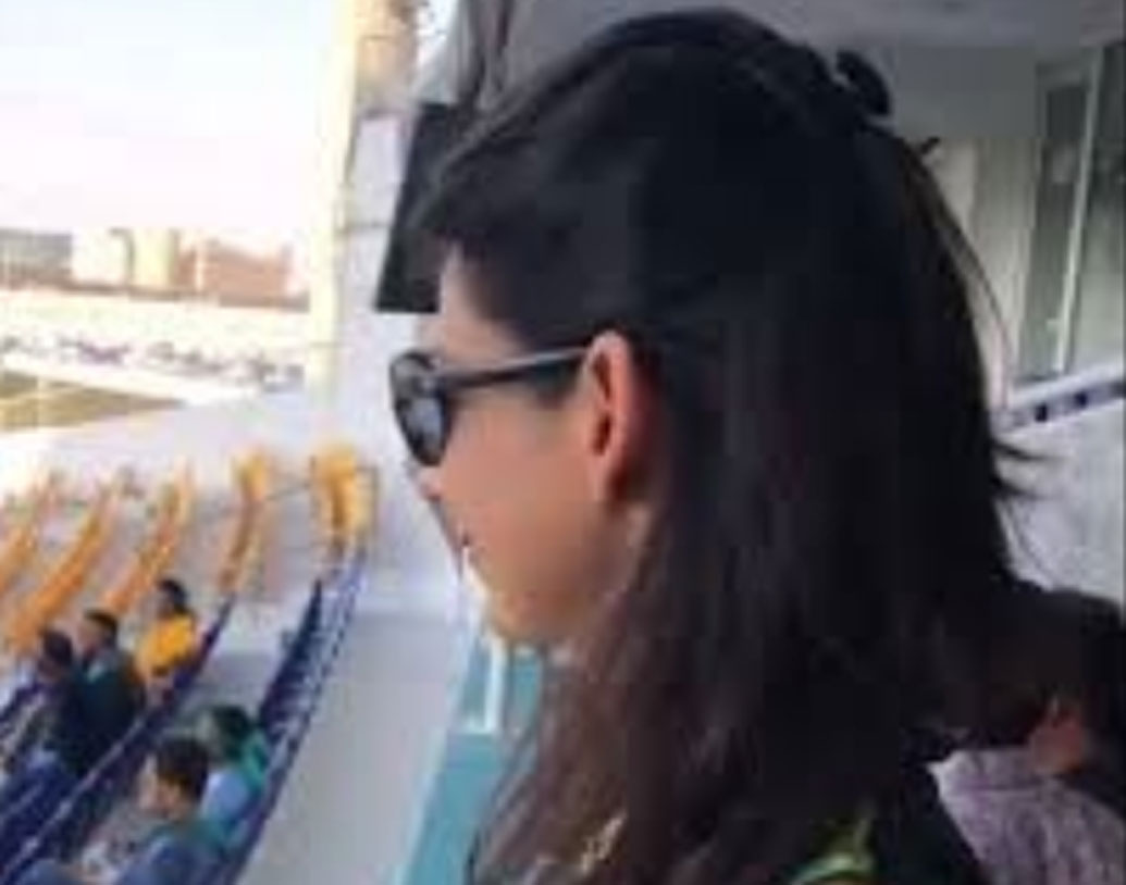 দুবাইয়ে ভারক-পাকিস্তান ম্যাচ চলাকালীন হঠাত্ই ক্যামেরাবন্দি হন সুদর্শনা রিজলা। তার পর থেকেই সাড়া পড়ে যায় সোশ্যাল মিডিয়ায়।