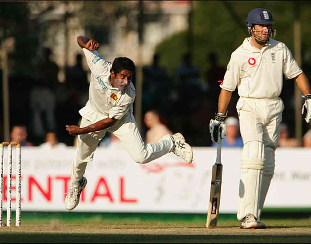 চামিন্ডা ব্যাস: শ্রীলঙ্কার অন্যতম সেরা পেস বোলার। ১৯৯৪ সালে পাকিস্তানের বিরুদ্ধে প্রথম টেস্ট খেলেন। আর ২০০৯ সালে একই দলের বিরুদ্ধে শেষ ম্যাচ খেলেছিলেন। ৩৫৫ উইকেট নেওয়া ব্যাস খেলেছিলেন ১১১টি ম্যাচ।