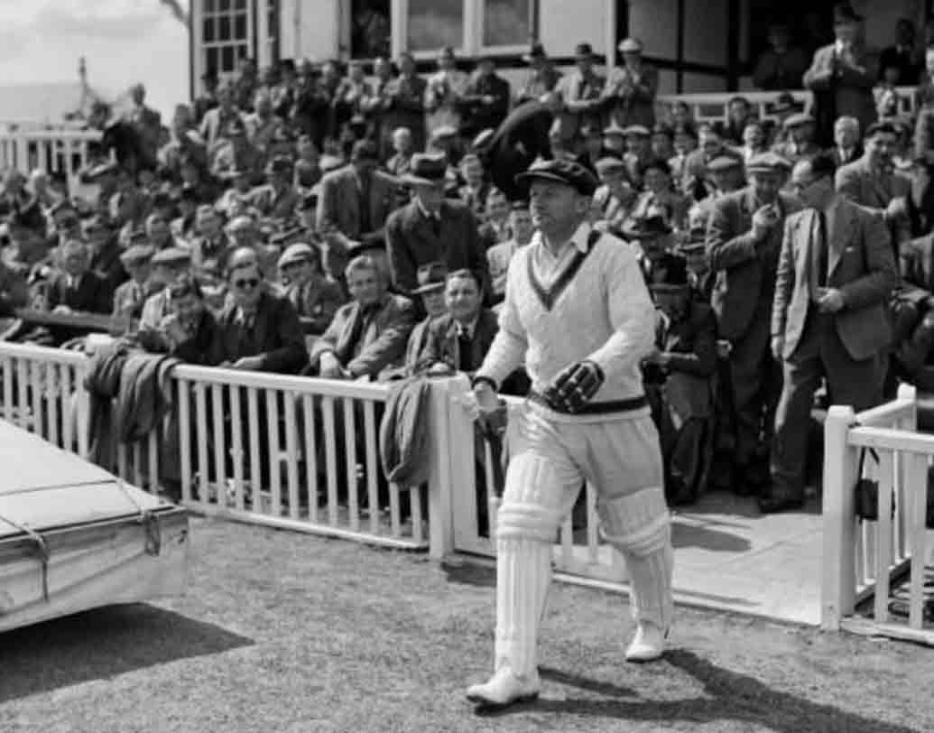 স্যর ডোনাল্ড ব্র্যাডম্যান: টেস্টে বিশ্বের সর্বকালের সেরা ব্যাটসম্যান। প্রথম এবং শেষ টেস্ট খেলেছিলেন ইংল্যান্ডের বিরুদ্ধে। ৯৯.৯৪ শতাংশ হারে ব্যাডম্যানের টেস্টে রানের গড় ভাঙা কার্যত অসম্ভব।