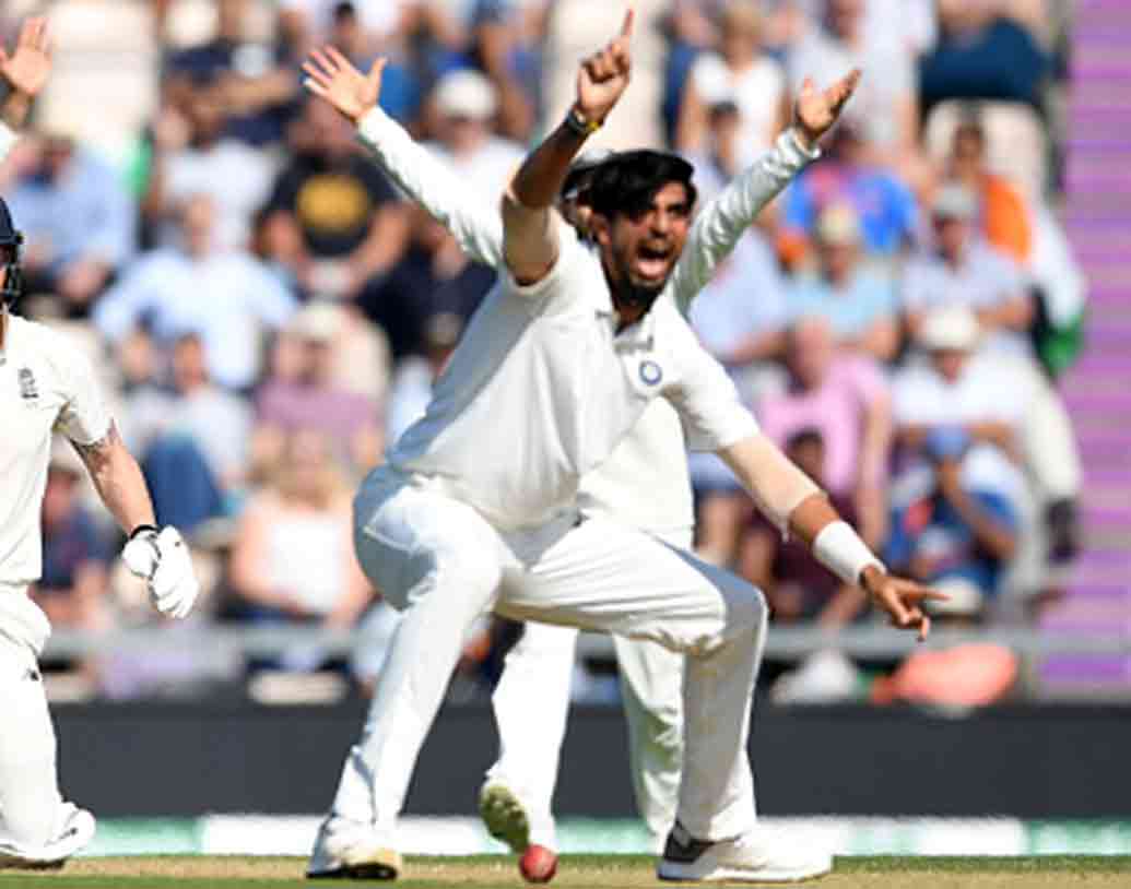 এর পরই টেস্টে মুখোমুখি হবে দুই দেশ। প্রথম টেস্ট ৬ ডিসেম্বর। অ্যাডিলেড ওভালে। দ্বিতীয়টি ১৪ ডিসেম্বর, পার্থে।