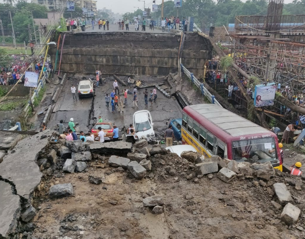 ব্রিজ ভাঙার পর দেখা যায়, বিক্ষিপ্ত ভাবে ছড়িয়ে ছিটিয়ে রয়েছে বেশি কিছু রক্তাক্ত দেহ। ভাঙাচোরা গাড়িও চোখে পড়ে।
উদ্ধারকারী দল ঘটনাস্থল থেকে ৯ জনকে উদ্ধার করে এসএসকেএম হাসপাতালে নিয়ে আসে। তবে এই ঘটনায় মৃত্যুর সংখ্যা আরও বাড়তে পারে বলে শঙ্কা  —নিজস্ব চিত্র।