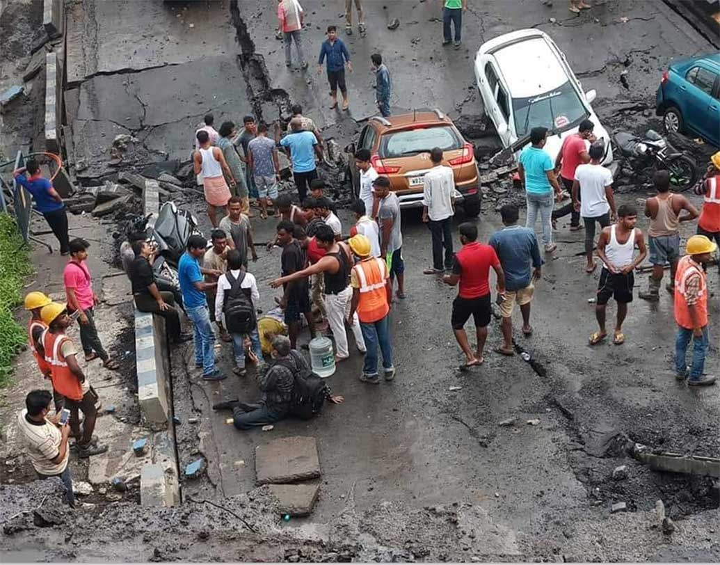 প্রত্যক্ষদর্শীদের বয়ান অনুযায়ী, হঠাৎ প্রবল আওয়াজে সেতুর মাঝের অংশটি ভেঙে পড়ে। সেতুর উপরে যানবাহনগুলি ছিটকে পড়ে। বাস এবং বিভিন্ন গাড়ি-বাইকের আরোহীরা এই ঘটনায় গুরুতর আহত হন। —নিজস্ব চিত্র।