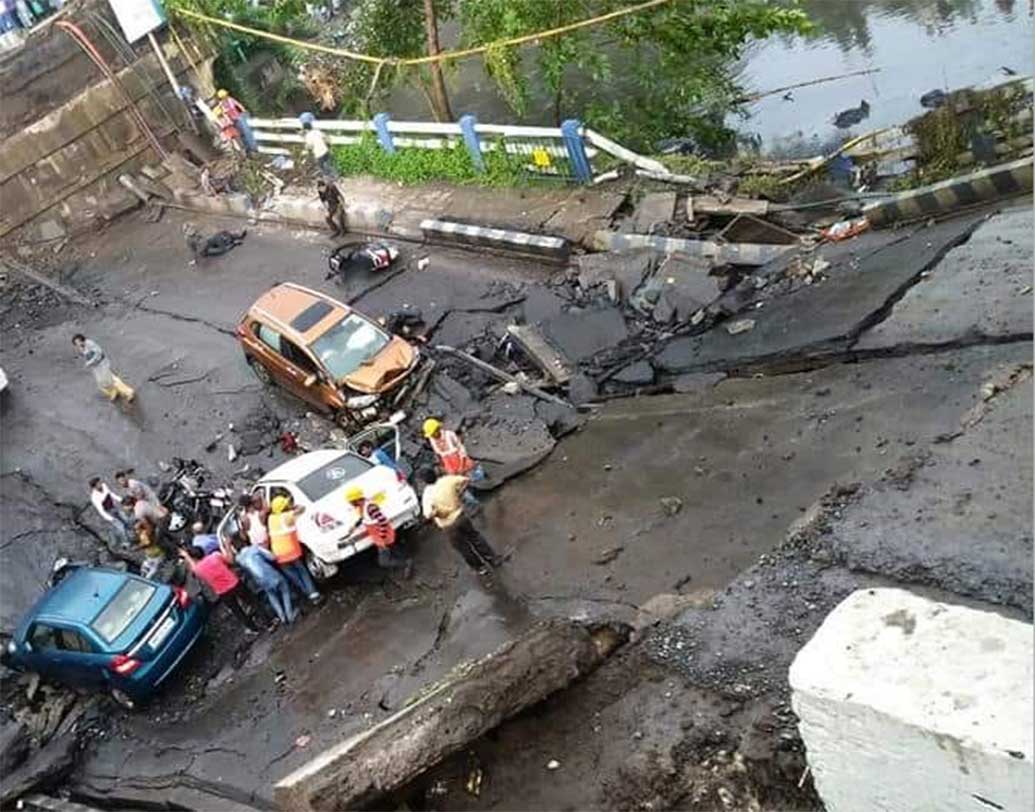 এখনও পর্যন্ত ব্রিজের নীচেও কেউ আটকে রয়েছেন কি না তা স্পষ্ট নয়। দুর্ঘটনার পরই সেখানে পৌঁছেছেন পুলিশের উচ্চপদস্থ কর্তারা এবং উদ্ধারকারী দল। তবে তার আগেই উদ্ধারকাজে ছুটে আসেন স্থানীয় মানুষজন। —নিজস্ব চিত্র।