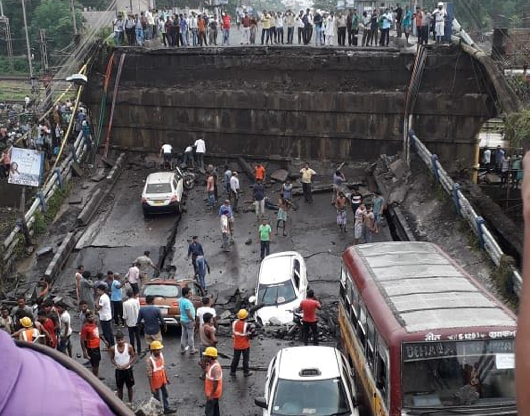উদ্ধারে নেমেছে সেনা, পুলিশ ও উদ্ধারকারী দল। ঘটনাস্থলে হাজির হয়েছেন মেয়র, দমকলমন্ত্রীও। ব্রিজের নীচ দিয়ে গিয়েছে রেললাইন। দুর্ঘটনাস্থল থেকে কিছুটা দূরেই ছিল একটি লোকাল ট্রেনও। সেতুর যে অংশ ভেঙে পড়েছে, ট্রেনটি তার নীচে থাকলে আরও বেশি প্রাণহানির আশঙ্কা ছিল। —নিজস্ব চিত্র।