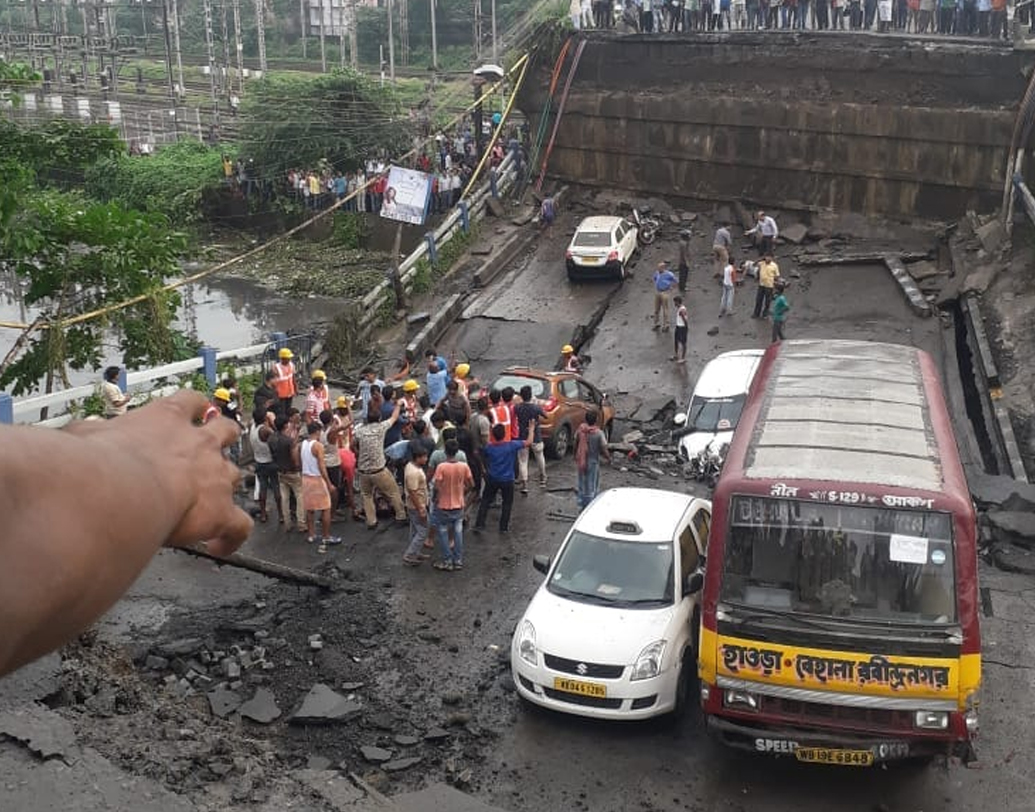 ঘটনাস্থল পরিদর্শনে এসেছেন রাজ্যপাল। এই ঘটনায় আহত কয়েক জনকে এসএসকেএমে নিয়ে যাওয়া হয়। ইতিমধ্যেই তাদের মধ্যে মৃত্যু হয়েছে এক জনের। আশঙ্কাজনক অবস্থায় মৃত্যুর সঙ্গে পাঞ্জা লড়ছেন বাকিরা। —নিজস্ব চিত্র।