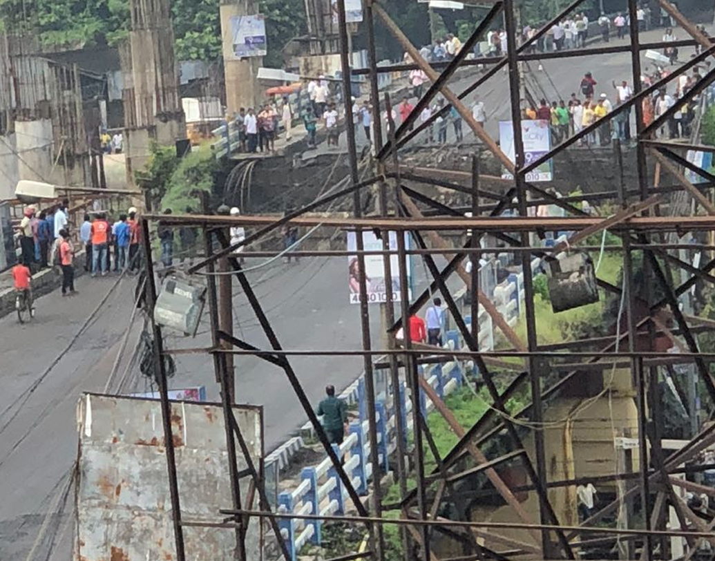 ব্রিজ ভেঙে পড়ার সময় মুখ্যমন্ত্রী মমতা বন্দ্যোপাধ্যায় দার্জিলিংয়ে ছিলেন। ঘটনার খবর পেয়ে উদ্বিগ্ন তিনি। জরুরি ভিত্তিতে উদ্ধারকাজ এবং আহতদের চিকিৎসার ব্যবস্থা করার নির্দেশ দেওয়া হয়েছে। —নিজস্ব চিত্র।