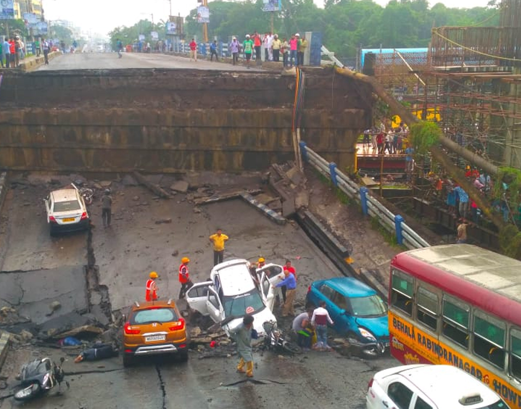 এই ঘটনার জেরে খিদিরপুর ও বেহালার যোগাযোগ বিচ্ছিন্ন। স্বভাবতই যানজটের কবলে পড়েছে শহরের একটি বড় অংশ। —নিজস্ব চিত্র।