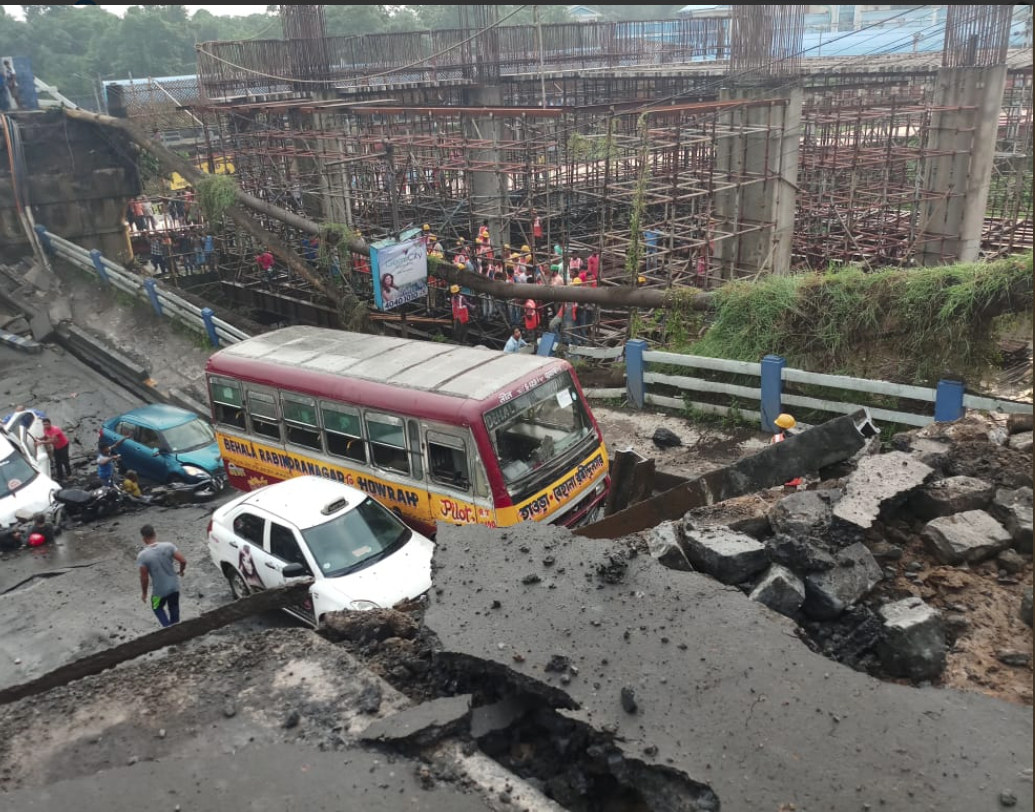সাম্প্রতিক অতীতেও এমন ঘটনার সাক্ষী থেকেছে শহর। আড়াই বছর আগেই পোস্তায় ভেঙে পড়েছিল সেতু। সেই ঘটনায় মৃত্যু হয়েছিল ২৭ জনের। আহত হয়েছিলেন অন্তত ৮০ জন। মাঝেরহাট সেতুর ভেঙে পড়া যেন সেই স্মৃতিতেই উসকে দিল। —নিজস্ব চিত্র।