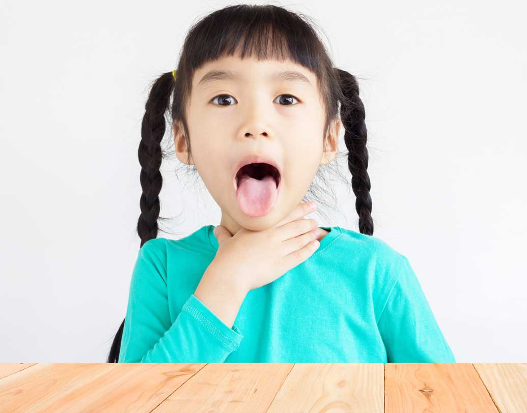 শরীরে কিছু ঢুকিয়ে ফেলা: অনেক সময় নাক বা মুখের মধ্যে দিয়ে অনেক কিছুই গলিয়ে ফেলে শিশু। এতে মৃত্যু পর্যন্ত হতে পারে, তাই খুব সতর্ক থাকুন। শিশুকে চোখে চোখে রাখুন। মেঝে পরিষ্কার রাখুন, শিশুর হাতে এমন কিছু দেবেন না যা সহজেই নাক-মুখ দিয়ে গলে যাতে পারে। এমন হলে দ্রুত চিকিৎসকের কাছে নিয়ে যান। ছবি: শাটারস্টক।