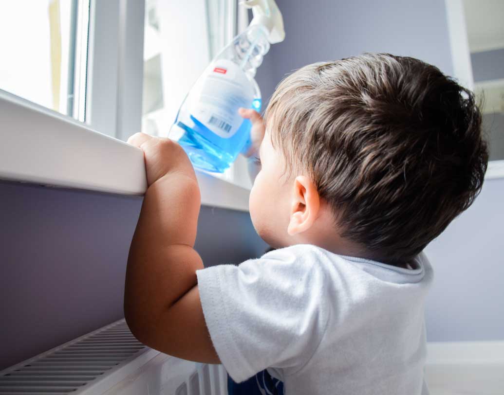 বিষক্রিয়া: শিশুরা যে কোনও জিনিসেরই গন্ধ বা স্বাদ পেতে বরাবর আগ্রহী। তাই তাদের নাগালের মধ্যে রাসায়নিক দ্রব্য, কোনও ওষুধ বা কীটনাশক রাখবেন না। বড়দের অনুপস্থিতিতে শিশু সে সব খেয়ে ফেললে তা থেকে চূড়ান্ত বিপদ হতে পারে। এমন হলে নার্ভাস না হয়ে দ্রুত শিশুকে নিকটবর্তী হাসপাতালে নিয়ে যান। ছবি: শাটারস্টক।