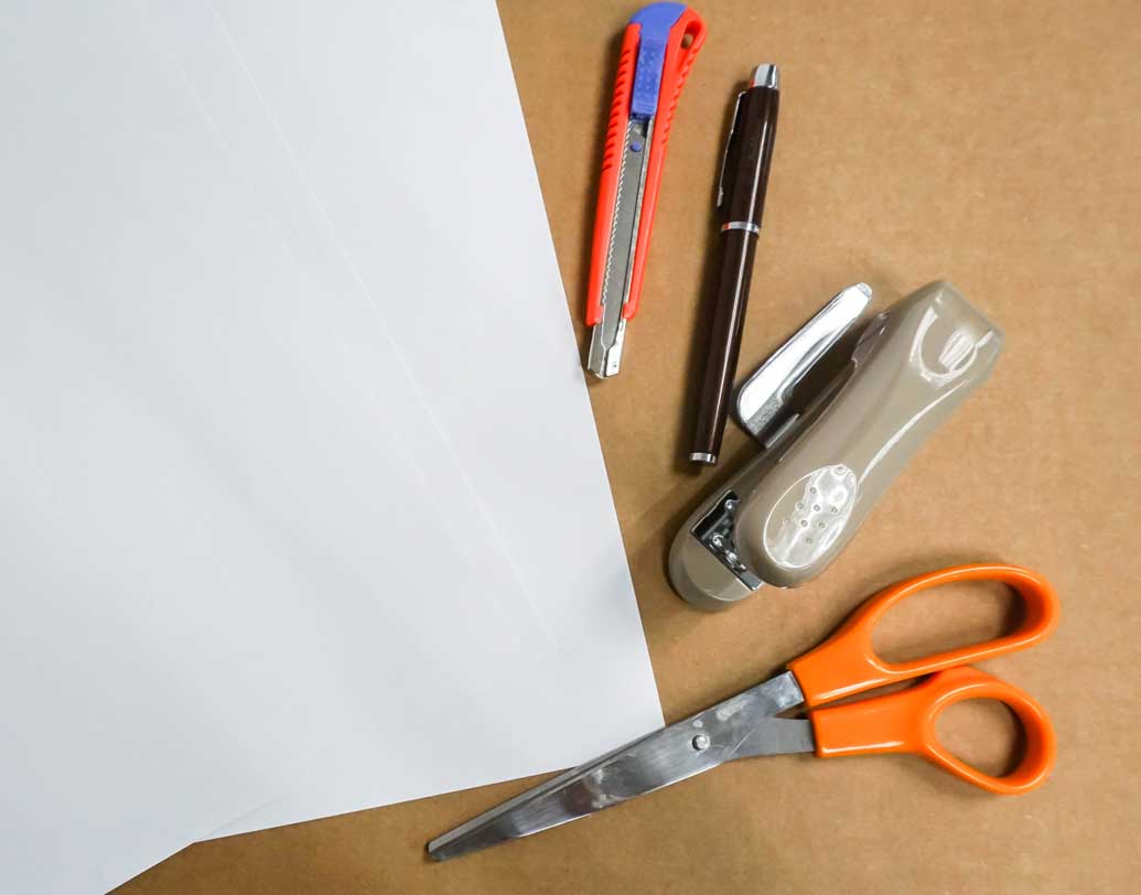 যন্ত্রে হাত কাটা: মূলত বড়দের অসাবধানতার কারণেই শিশু কিছু কিছু বিপদের সম্মুখীন হয়। তাই নিজেরা খুব সচেতন থাকুন এ সব বিষয়ে। ছুরি-কাঁচি, ব্লেড এ সব ধারালো জিনিস খবরদার তার নাগালের মধ্যে রাখবেন না। একান্তই বিপদ ঘটলে হালকা কাটা-ছেঁড়া হলে বাড়িতেই ফার্স্ট এড দিন, নইলে দ্রুত চিকিৎসকের পরামর্শ নিন। ছবি: শাটারস্টক।