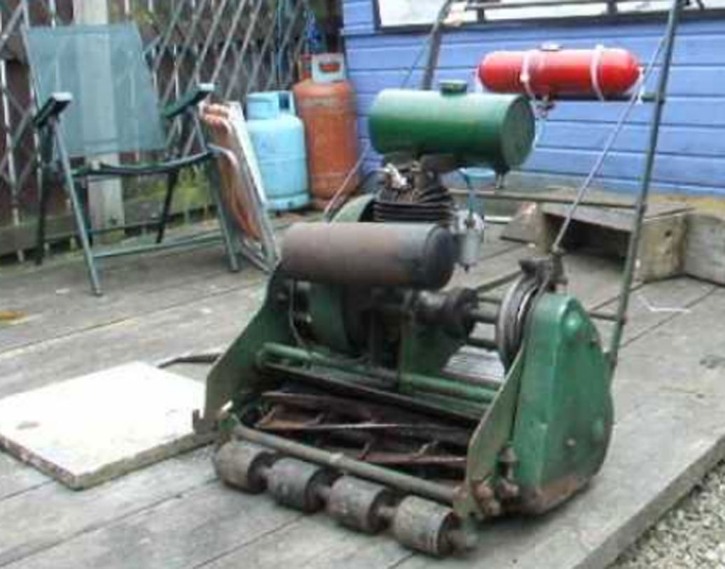 মোটরসাইকেল তৈরি করার আগে ঘাস ছাঁটার যন্ত্র তৈরি করত এনফিল্ড সংস্থা। এ ছাড়া বন্দুকের ব্যবসাও ছিল।