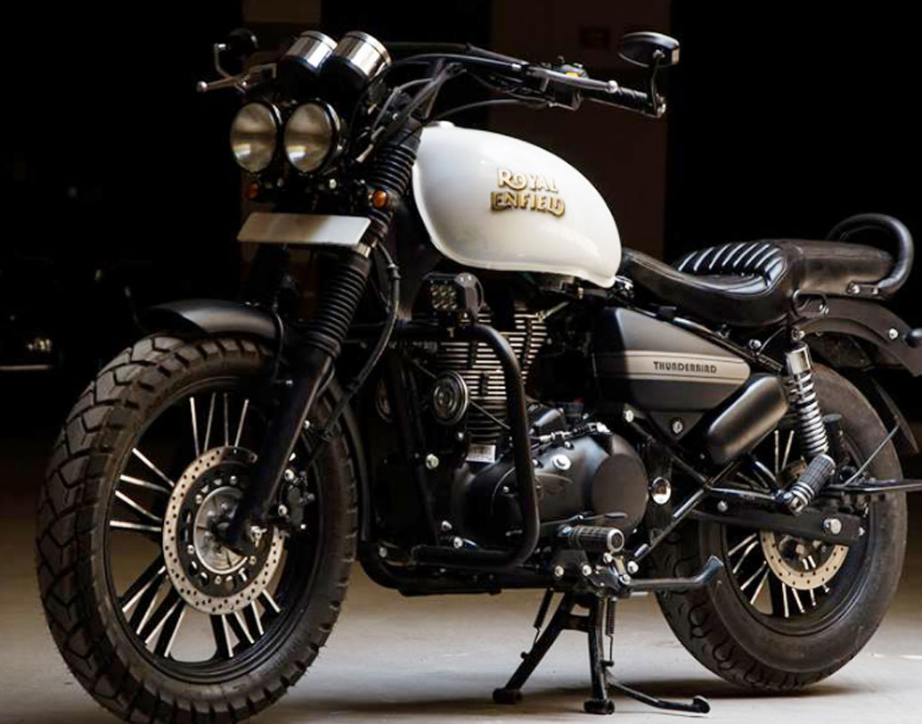 বুলেটের ট্যাঙ্কে সংস্থার যে নাম লেখা, তা হাতেই আঁকা। সবচেয়ে আশ্চর্যের যে বিষয়টি তা হল, ভারত যে দিন থেকে রয়্যাল এনফিল্ডকে নিয়েছে, সে দিন থেকেই একটিই পরিবার বাইকের ট্যাঙ্কের উপর সংস্থার নামটি আঁকছে।