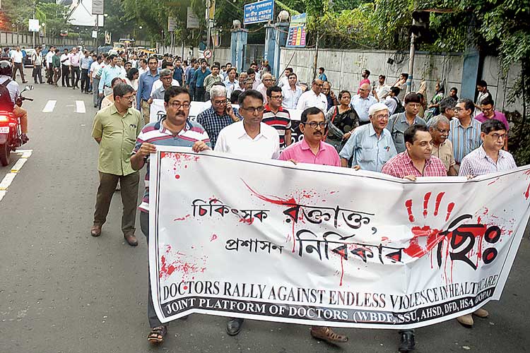 পায়ে পায়ে: চিকিৎসক-নিগ্রহের প্রতিবাদে মিছিল চিকিৎসকদের। সোমবার, গোলপার্কের কাছে। ছবি: বিশ্বনাথ বণিক