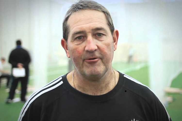 কুকের দলের অধিনায়ক গ্রাহাম গুচ। যিনি তাঁর কোচ এবং মেন্টর। কুকের কেরিয়ারে বিশাল অবদান রয়েছে গুচের। নিজের বেছে নেওয়া দলের ওপেনার বেছেছেন গুচকে। ৬৫ বছর বয়সী ১১৮ টেস্টে ৪৯.২৩ গড়ে করেছেন ৮৯০০ রান। রয়েছে ২০ শতরান ও ৪৬ অর্ধশতরান। ইংল্যান্ডের হয়ে টেস্টে সর্বাধিক রানসংগ্রহকারীর তালিকায় তিনি দুইয়ে।