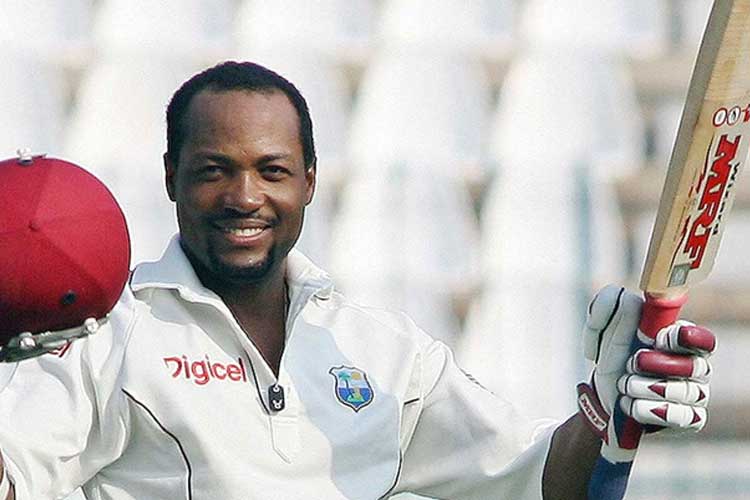 মিডল অর্ডারে কারও জায়গা নির্দিষ্ট করেননি কুক। তাবে তাঁর দল আছেন ব্রায়ান লারা। ত্রিনিদাদের রাজপুত্র ১৩১ টেস্টে ১১৯৫৩ রান করেছেন। গড় ৫২.৮৮। সর্বোচ্চ অপরাজিত ৪০০। শতরানের সংখ্যা ৩৪। অর্ধশতরান ৪৮। ওয়েস্ট ইন্ডিজ ব্যাটিংয়ের প্রধান ভরসা ছিলেন লারা। সচিনের সঙ্গে তাঁর নামও উচ্চারিত হত বিশ্বের সেরা ব্যাটসম্যান হিসেবে।