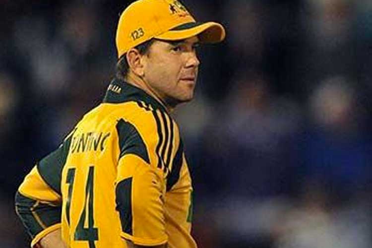 রিকি পন্টিং হলেন ডন ব্র্যাডম্যানের পরে অস্ট্রেলিয়ার সবচেয়ে সফল ব্যাটসম্যান। রানের দিক থেকে অবশ্য তিনি অস্ট্রেলিয়ার হয়ে সর্বাধিক রানসংগ্রহকারী। ১৬৮ টেস্টে ৫১.৮৫ গড়ে করেছেন ১৩৩৭৮ রান। সর্বোচ্চ ২৫৭। শতরান করেছেন ৪১টি। অর্ধশতরান ৬২। পন্টিংয়ের বিরুদ্ধে অনেক বার খেলেছেন কুক।