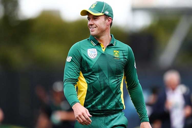 এবি ডি’ভিলিয়ার্সকে বলা হয় তিনশো ষাট ডিগ্রির ব্যাটসম্যান। যে কোনও বলকে যে কোনও জায়গায় পাঠানোর বিরল ক্ষমতা ছিল তাঁর। উইকেটের সব দিকেই শট মারতে পারেন। ১১৪ টেস্টে ৫০.৬৬ গড়ে ৮৭৬৫ রান করেছেন তিনি। শতরানের সংখ্যা ২২। অর্ধশতরান ৪৬টি। উইকেটকিপিংও করতে পারেন ডি’ভিলিয়ার্স। কুক অবশ্য দলে কুমার সঙ্গাকারাকেও রেখেছেন।