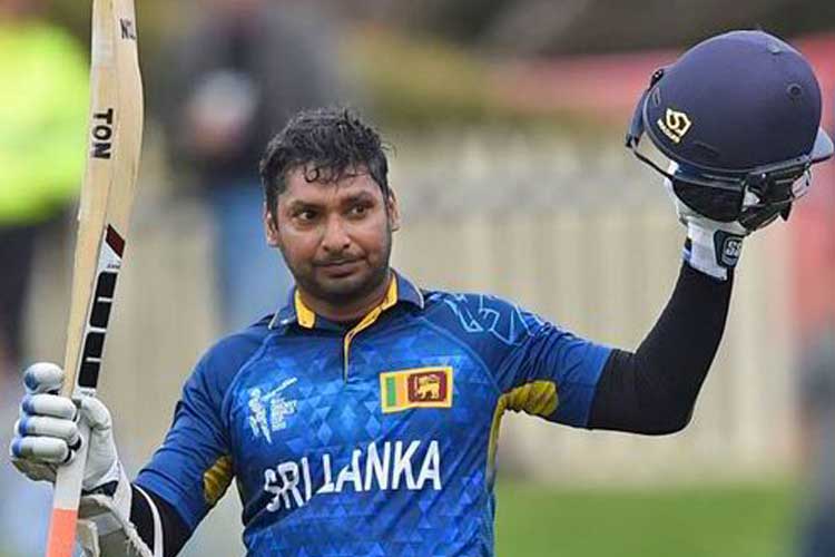 কুক তাঁর দলে উইকেটকিপার হিসেবে কাউকে নির্দিষ্ট করে বেছে নেননি। ডি’ভিলিয়ার্সের পাশাপাশি কুমার সঙ্গাকারাকেও রেখেছেন দলে। বলেছেন, দু’জনের মধ্যে যে কোনও একজন কিপিং করবেন। সঙ্গা অবশ্য ব্যাটসম্যান হিসেবেও খেলতে পারেন। ১৩৪ টেস্টে ১২৪০০ রান রয়েছে তাঁর। গড় ৫৭.৪০। শতরান ৩৮, অর্ধশতরান ৫২। শ্রীলঙ্কার অধিনায়কও ছিলেন।