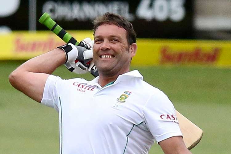 জাক কালিসকে বলা হয় এই সময়ের সেরা অলরাউন্ডার। সর্বকালের সেরা অলরাউন্ডার হিসেবে যাঁকে মেনে নিয়েছে ক্রিকেটবিশ্ব, সেই গ্যারি সোবার্সের সঙ্গে তুলনাও চলে তাঁর। ১৬৬ টেস্টে ১৩২৮৯ রান, সঙ্গে ২৯২ উইকেট। অবিশ্বাস্য পরিসংখ্যান তাঁর। ৪৫ শতরানের পাশাপাশি টেস্টে পাঁচ বার নিয়েছেন পাঁচ উইকেট। সঙ্গে টেস্টে ২০০ ক্যাচ।